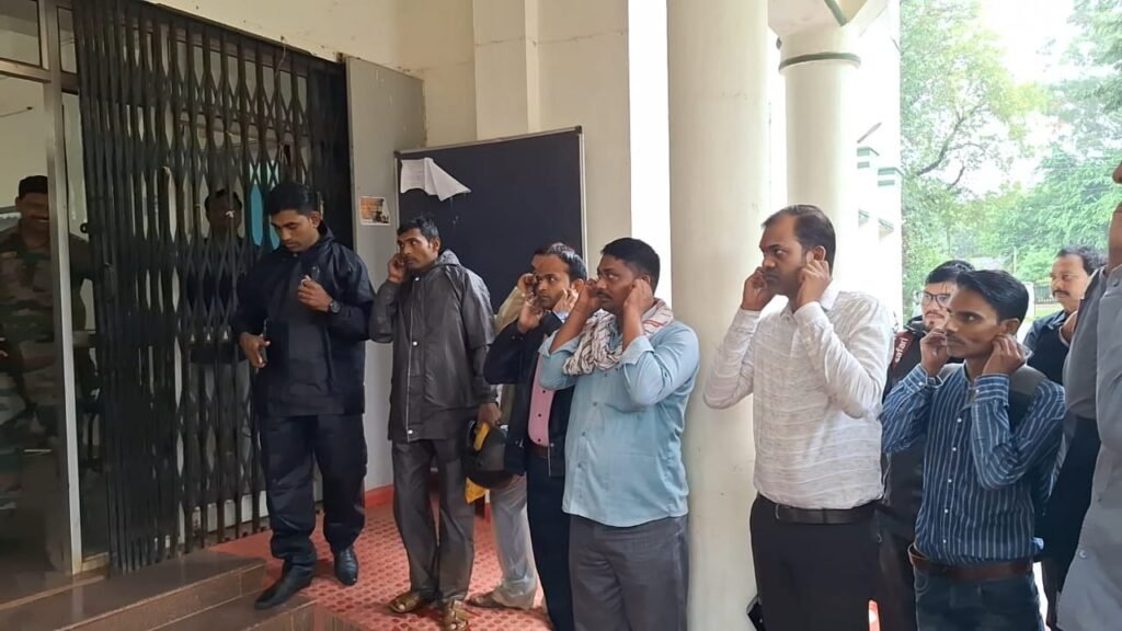 कवर्धा कलेक्टर का औचक निरीक्षण: 42 कर्मचारी समय पर नहीं पहुंचे, शोकॉज नोटिस जारी