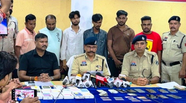 रायपुर पुलिस ने मोबाइल चोरी और ऑनलाइन ठगी करने वाले अंतरराज्यीय गिरोह का किया भंडाफोड़, 6 आरोपी गिरफ्तार