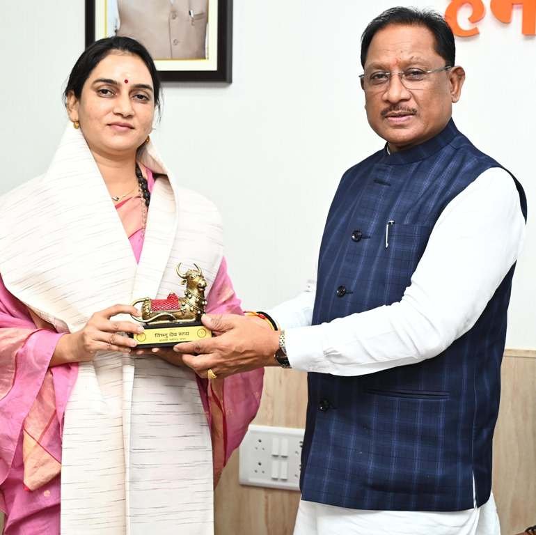 वॉटर वुमन शिप्रा पाठक ने की मुख्यमंत्री विष्णु देव साय से मुलाकात, पर्यावरण संरक्षण में योगदान के लिए सम्मानित
