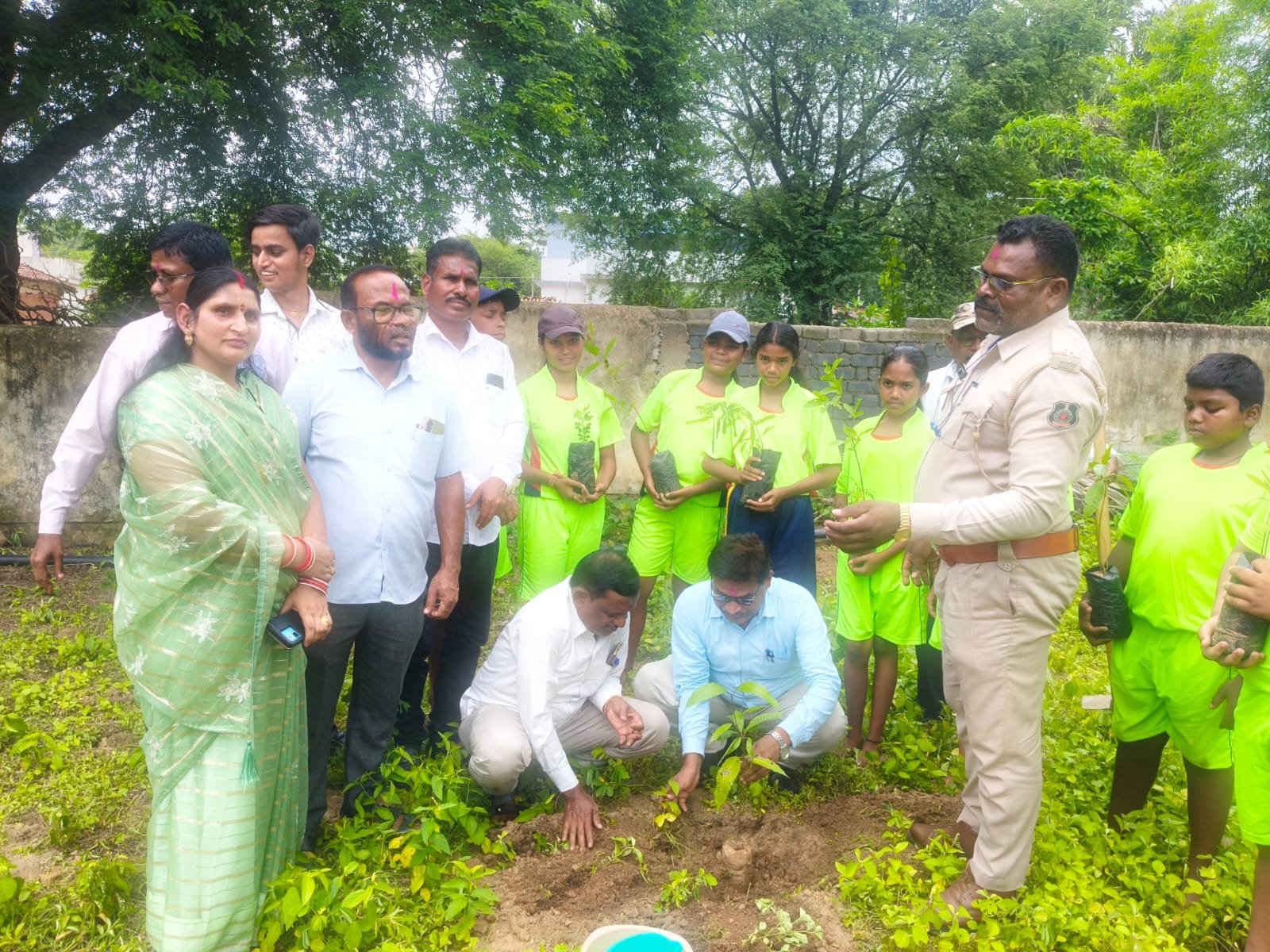 ग्राम पलेवा का पौधारोपण अभियान बना मिसाल, जिला पंचायत सदस्य तेजेश्वरी गब्बर सिन्हा ने की सराहना